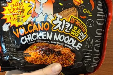 this stuff is amazing. tastes like a decent chicken tikka masala mixed with samyang 2x (but not as hot)