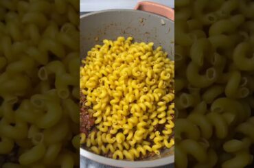 One Pot Chili Mac! So easy and so delicious! #chilimac #onepotmeal #pasta #easy #cooking