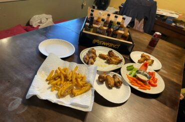 I forgot to post a picture of the wings and sauces!