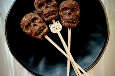 Bloody Hell! These skull stir sticks are designed to spice up the dullest Bloody Mary. Full of hot pepper spices, toasted onion, garlic, kosher salt, celery salt, and other spices.