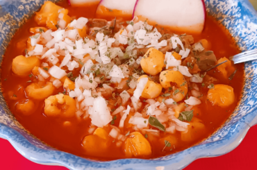 Pozole rojo de cerdo.