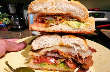 Torta de milanesa con chorizo y salsa de chipotle