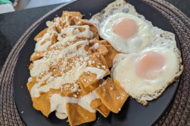 Chilaquiles en salsa de cacahuate