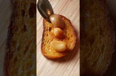 Chili Oil Garlic Confit #chilioil #garlic #garlicconfit #toast #asmr #shorts