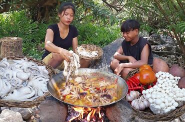 Yummy! Octopus curry spicy chili with mushroom potato for lunch - Survival cooking in forest