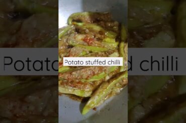 #shorts #ytshorts #easyrecipe                         Potato stuffed chili recipe
