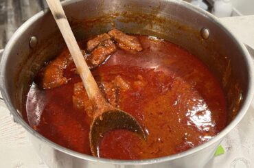 Trocitos de puerco en salsa roja