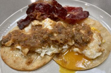 Huevos rancheros con tocino de res