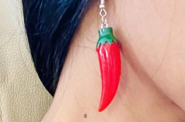 I thought for a long time whether to post this as I'm not sure if it belongs here. Let me know if it doesn't and I'll delete. As a big-time pepper/spice lover, I thought I'II share this here. A friend recently gifted me chili pepper earrings for my birthday :)