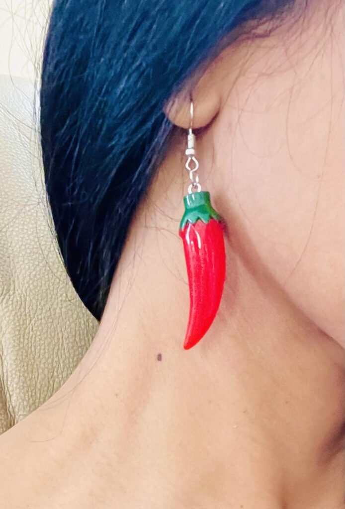 I thought for a long time whether to post this as I’m not sure if it belongs here. Let me know if it doesn’t and I’ll delete. As a big-time pepper/spice lover, I thought I’II share this here. A friend recently gifted me chili pepper earrings for my birthday :)