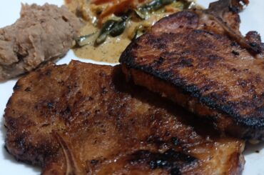 Chuleta de cerdo ahumada, frijoles y rajas con queso.