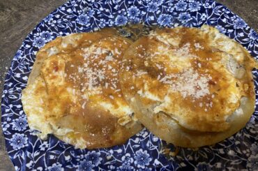 Huevos rancheros con chile rojo