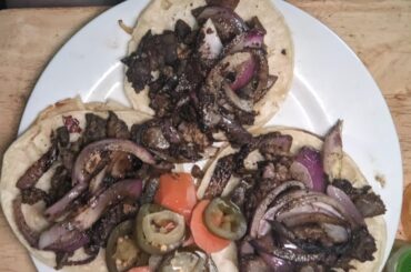 Tacos dorados con higado de pollo y cebollas de la plancho y verduras escabeche mixto