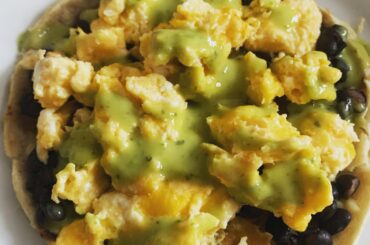 My breakfast today: Memelitas con frijoles negros y huevos