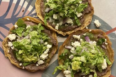 Sopes de frijol y salsa verde