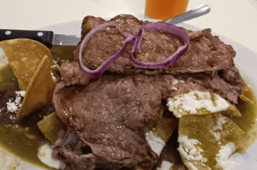 Chilaquiles y agua de papaya