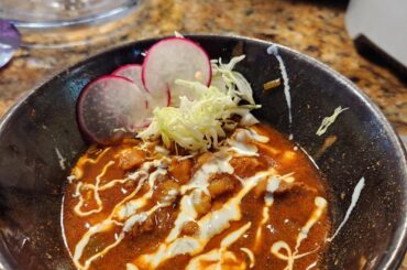 Pozole rojo de pollo.