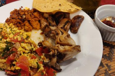 Desayuno: Huevos a la mexicana, chorizo, hongos y setas.