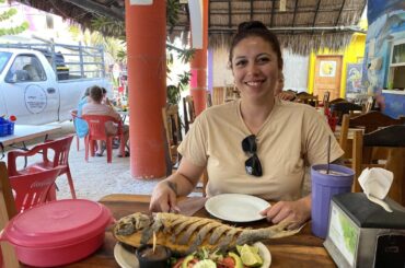 Pescado frito, frijoles y ensalada. Los Panchas Restaurante, Isla Holbox Mexico.
