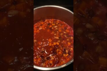 Delicious Vegan Food #5beanchili #quinoaandmillet #cashewmacandcheese