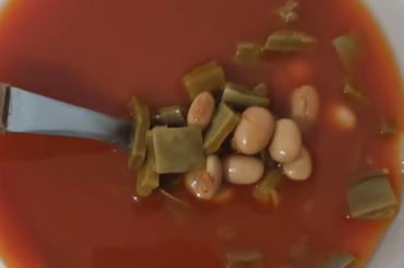 Frijoles con nopales en caldo de chile guajillo