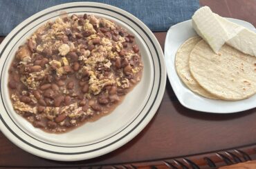 Huevos con frijoles fritos y queso fresco