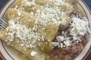 Enchiladas verdes de queso