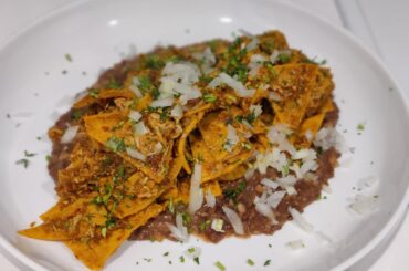 Chilaquiles Rojos con Pollo y Frijoles