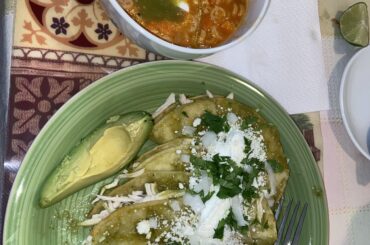 Sopa aguada y enchilada verdes