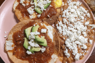 Huevos rancheros y frijoles con chorizo