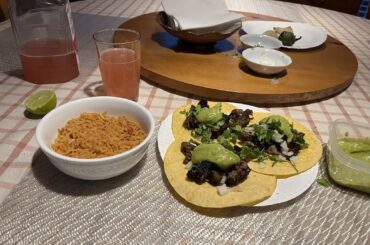 Tacos de asada y arroz roja hecho por mi novia y yo.