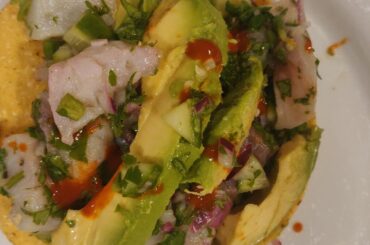 Tostada de ceviche y pulpo asado con papas.