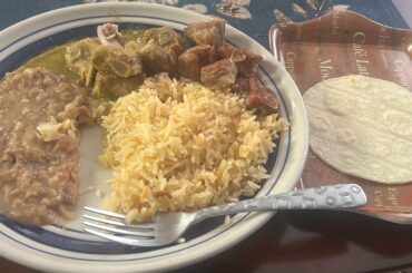 Puerco en salsa verde, arroz y frijoles