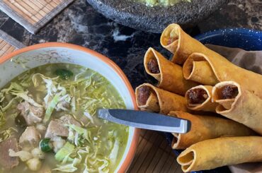 Pozole verde de puerco con unos taquitos de papa y queso