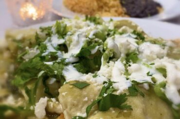 Enchiladas verdes de pollo con crema