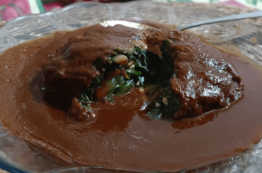 Tortita de espinaca en salsa de chiles secos.