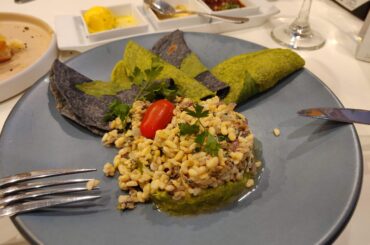 Escamoles con tacos de tortillas a mano
