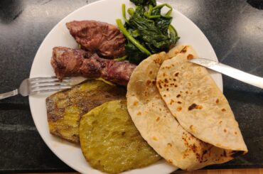 Recalentado: puntas de sirloin, nopales asados y espinacas.
