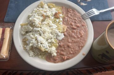 Chilaquiles verdes, frijoles, chocolate abuelita y barritas de fresa