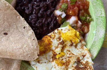 Simple lunch of frijoles, fried egg (in comal de barro), tortilla and pico de gallo at Ejutla, Oax.