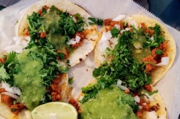 Tacos de Pastor con un refresco y un Boing