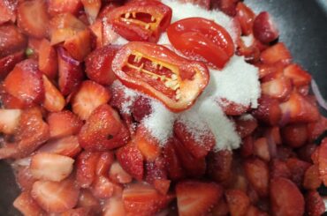 strawberry sauce/salsa de fresa