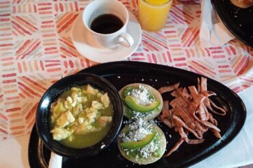 Tlayoyos con cecina y huevos ahogados