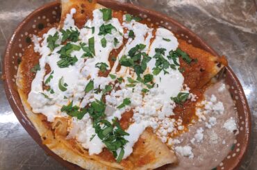 Entomatadas con queso fresco y frijoles
