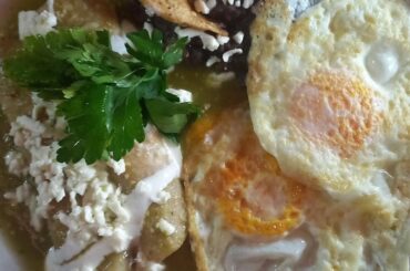 I had breakfast with my boyfriend / Fui a desayunar con mi novio (Enchiladas, frijoles y huevo)