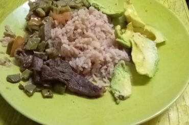 Mi cena antes de ir al jale: carne asada con nopales encebollados, aguacate, arroz casero