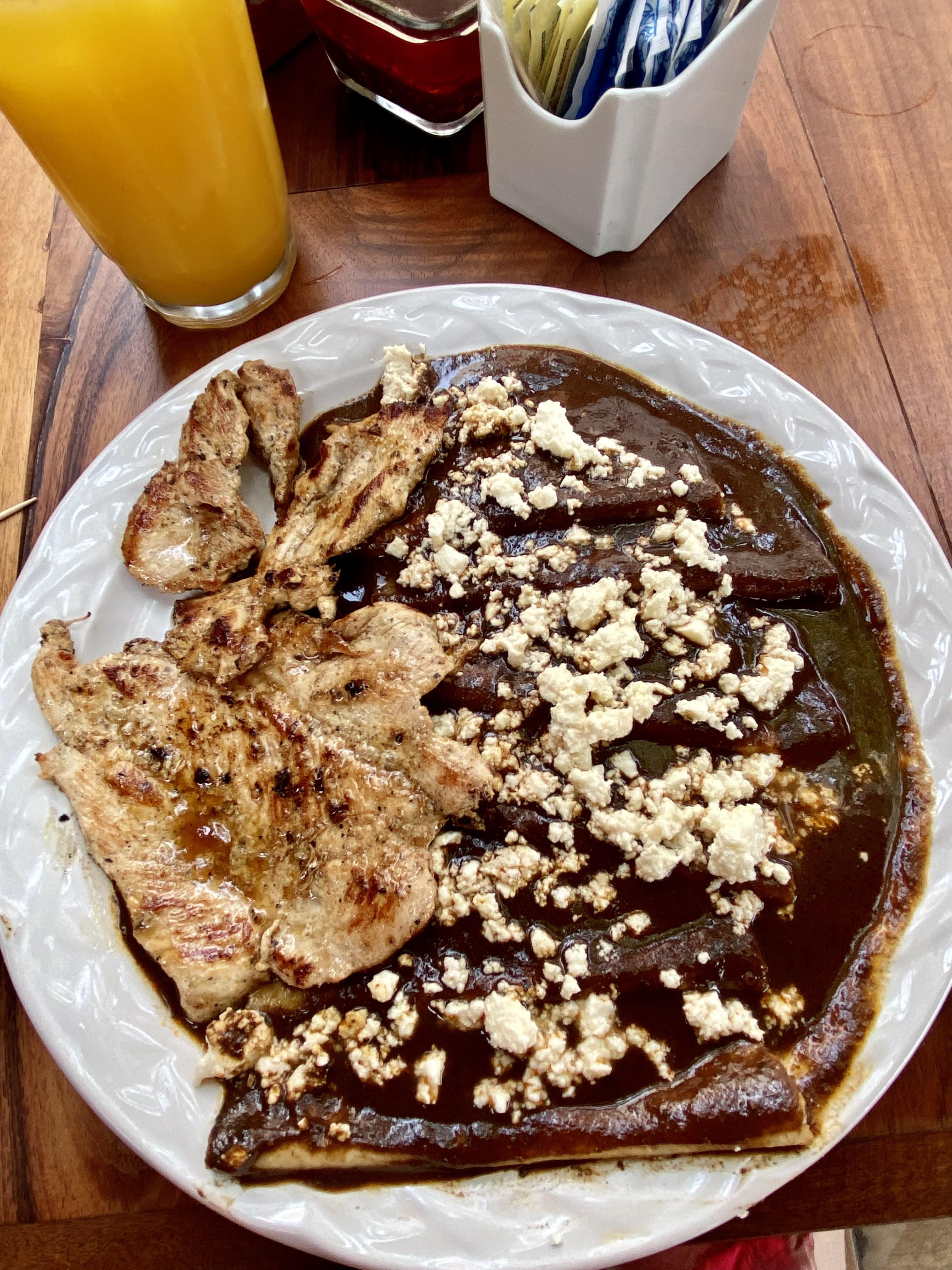 Enchiladas de pollo con mole Chili Chili