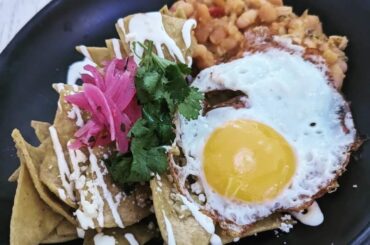 We love breakfast in MX. Chilaquiles Verdes y enfrijoladas con chorizo.