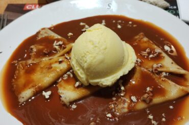 Crepas de cajeta con helado de vainilla