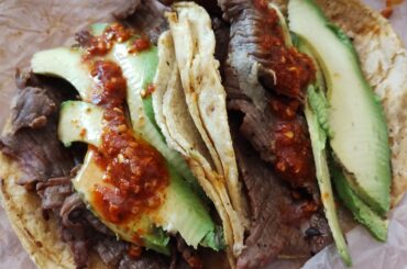 Tacos de cecina con su oro verde